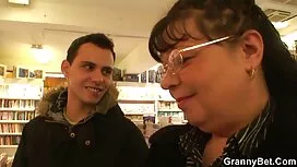 Pelzmütze alte fraue ...