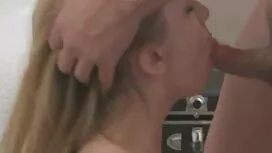Haare liegen auf dem ...