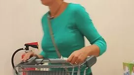 Ein junger Mann stec ...