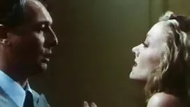 Eine Frau fummelt Fü ...
