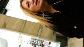 Nackte Mädchen posie ...
