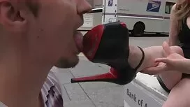 Ein Mann filmt eine  ...